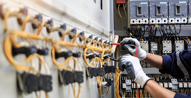 Professional Electrician technician working in Garden Ridge, TX